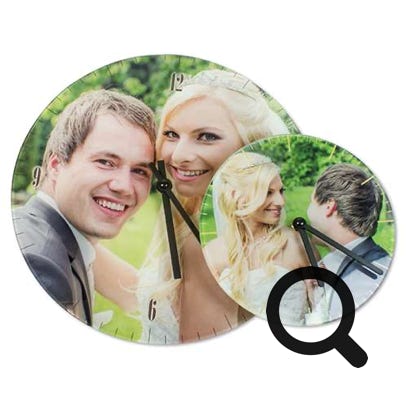 Zeitlos und dekorativ im persönlichen Design. Eine Fotouhr ist ideal zum Verschenken. Ob privat oder als Werbegeschenk – mit der bedruckten Fotouhr hat man nicht nur die Zeit im Blick. Sondern weckt als dekorativer Blickfang auch schöne Erinnerungen..