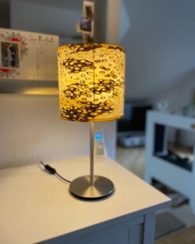 Die Lampenschirme aus Holzfurnier, ein toller Lichteffect.
