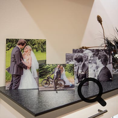 Fotos per Sublimation auf Echtglas drucken. Die perfekte Präsentation großer Momente.  Der kristallklare Glanz, die erstklassige Farbbrillanz und die elegante Optik von Fotos auf Glas werden Sie begeistern. Verzaubere Kundenfotos in großartige Glasbilder!
