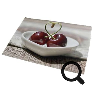 Das Platz-Set ist hergestellt aus zwei Lagen Textilgewebe und übersteht deshalb Maschinenwäsche ohne zu verbleichen! Das Tischset hat eine angenehm matte Oberfläche, die Rückseite ist creme. Mit 415 x 290 mm bietet es ausreichend Platz für Teller und Besteck und eignet sich somit bestens auch für Gelegenheiten, wie Hochzeiten, Geburtstagen, Ostern und Weihnachten, bei denen es dekorativ sein soll. Trendig und individuell bedruckt einfach eine tolle Deko- und Geschenkidee für viele Anlässe.